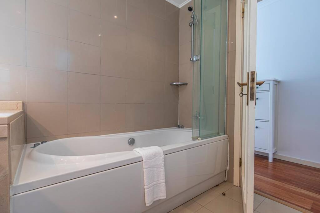 Stunning Apartment W/ Pool 카스카이스 외부 사진